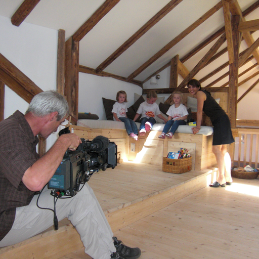 Claudia Fenzel mit ihren Kindern im eigenen Zuhause | © Fenzel Claudia und Stefan