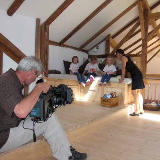 Claudia Fenzel mit ihren Kindern im eigenen Zuhause | © Fenzel Claudia und Stefan