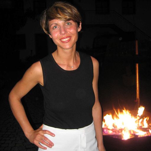 Claudia Fenzel vor Feuerstelle | © Fenzel Claudia und Stefan